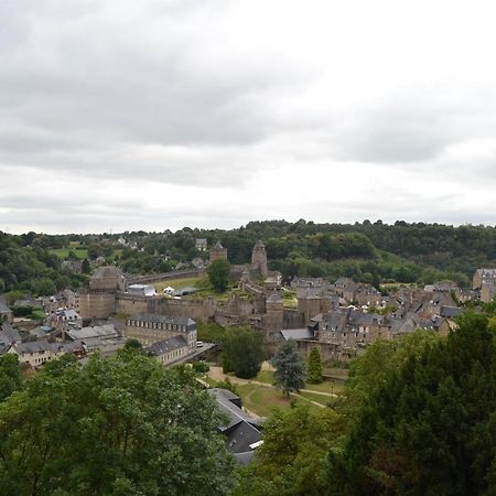 Mercier De Montigny - Les Chambres Du Beffroi - Spa Et Massage Fougères Exteriör bild