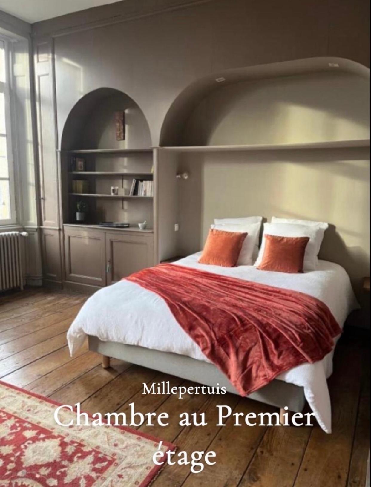 Mercier De Montigny - Les Chambres Du Beffroi - Spa Et Massage Fougères Exteriör bild